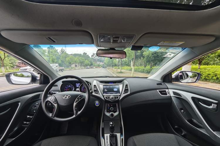 Used Hyundai Elantra (5th Generation / Langdong) 2016 1.6L Automatic Prestige Model Interior 1