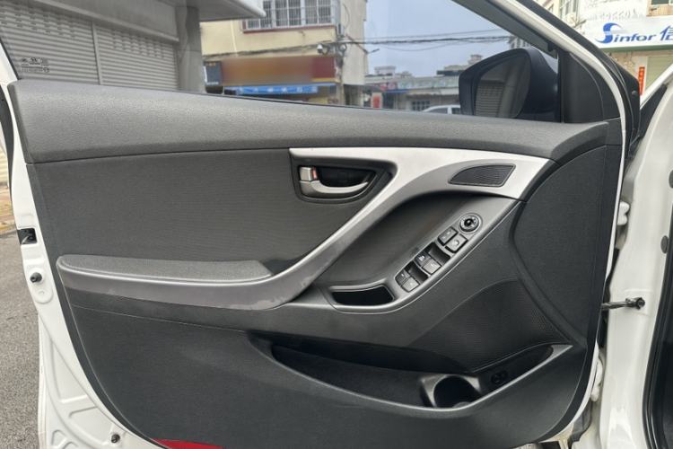 Used Hyundai Elantra (5th Generation / Langdong) 2016 1.6L Automatic Smart Version Interior 1