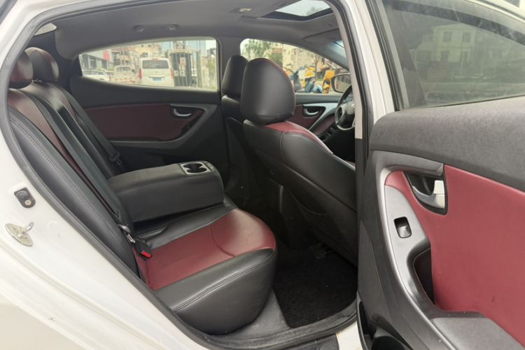 Used Hyundai Elantra (5th Generation / Langdong) 2016 1.6L Automatic Prestige Model Interior 10