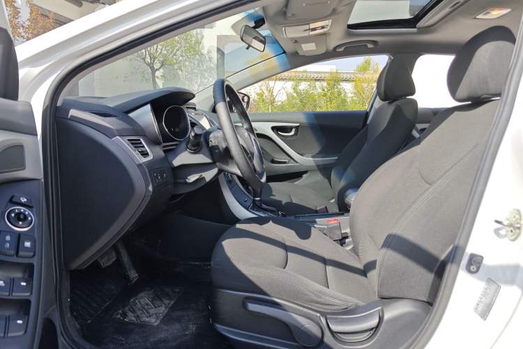 Used Hyundai Elantra (5th Generation / Langdong) 2016 1.6L Automatic Prestige Model Interior 2