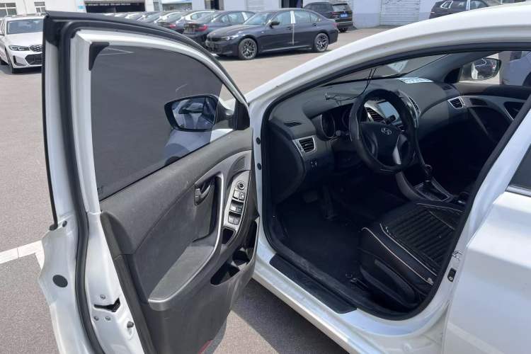 Used Hyundai Elantra (5th Generation / Langdong) 2016 1.6L Automatic Smart Version Interior 2