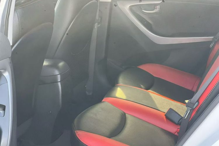 Used Hyundai Elantra (5th Generation / Langdong) 2016 1.6L Automatic Smart Version Interior 3