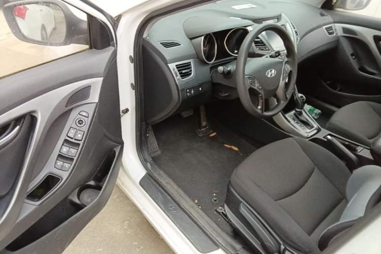 Used Hyundai Elantra (5th Generation / Langdong) 2016 1.6L Automatic Prestige Model Interior 3