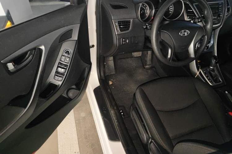 Used Hyundai Elantra (5th Generation / Langdong) 2016 1.6L Automatic Smart Version Interior 3