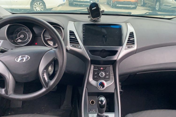 Used Hyundai Elantra (5th Generation / Langdong) 2016 1.6L Automatic Smart Version Interior 3