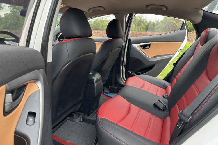 Used Hyundai Elantra (5th Generation / Langdong) 2016 1.6L Automatic Smart Version Interior 3