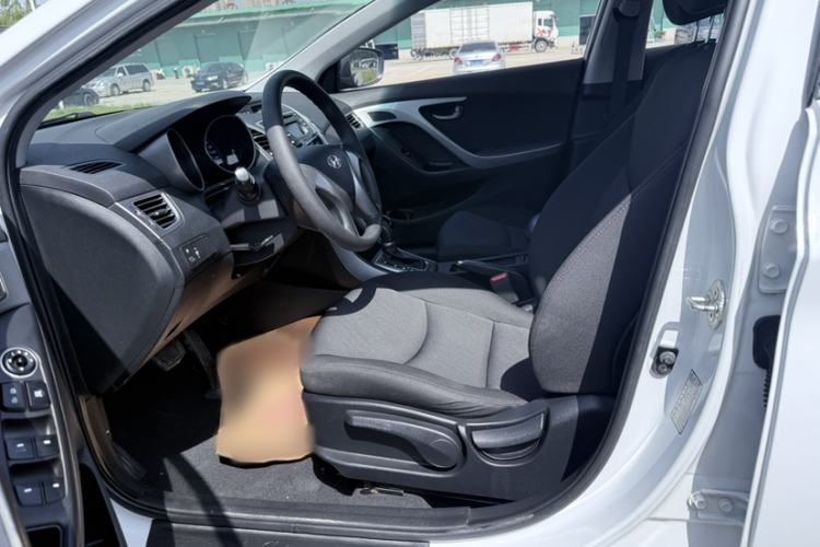 Used Hyundai Elantra (5th Generation / Langdong) 2016 1.6L Automatic Smart Version Interior 3