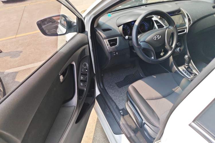 Used Hyundai Elantra (5th Generation / Langdong) 2016 1.6L Automatic Smart Version Interior 3
