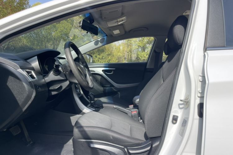 Used Hyundai Elantra (5th Generation / Langdong) 2016 1.6L Automatic Smart Version Interior 3