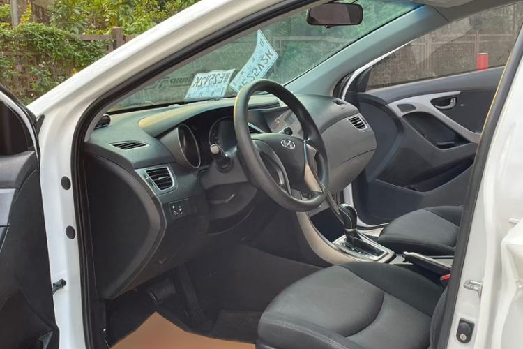 Used Hyundai Elantra (5th Generation / Langdong) 2016 1.6L Automatic Smart Version Interior 3