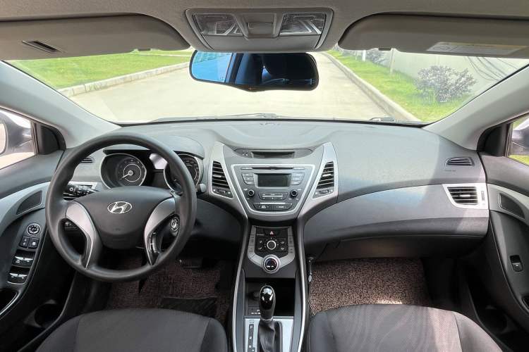 Used Hyundai Elantra (5th Generation / Langdong) 2016 1.6L Automatic Smart Version Interior 3