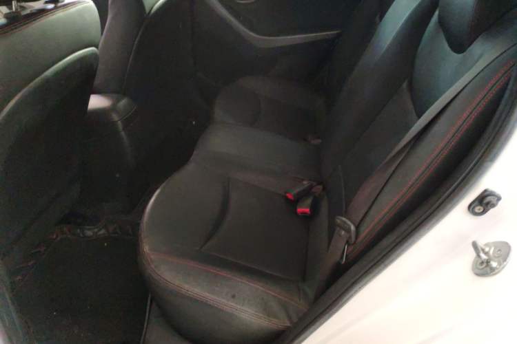 Used Hyundai Elantra (5th Generation / Langdong) 2016 1.6L Automatic Smart Version Interior 4