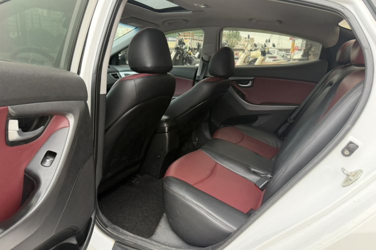 Used Hyundai Elantra (5th Generation / Langdong) 2016 1.6L Automatic Prestige Model Interior 4
