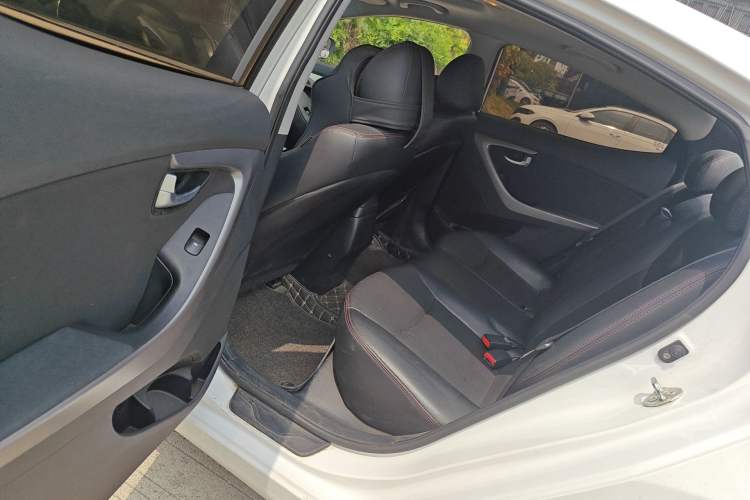 Used Hyundai Elantra (5th Generation / Langdong) 2016 1.6L Manual Luxury Model Interior 4
