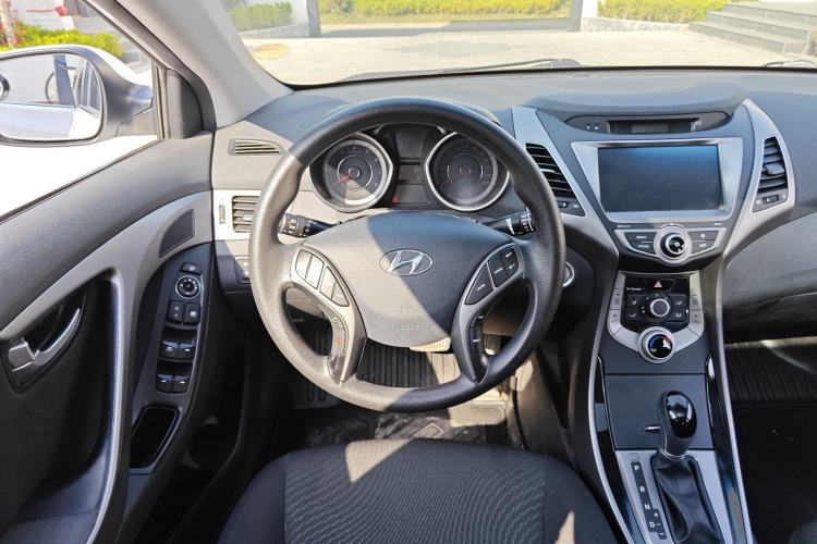Used Hyundai Elantra (5th Generation / Langdong) 2016 1.6L Automatic Prestige Model Interior 4