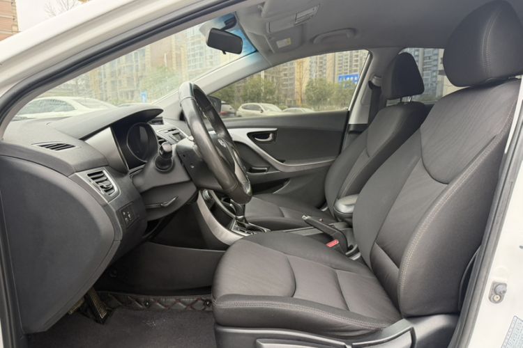 Used Hyundai Elantra (5th Generation / Langdong) 2016 1.6L Automatic Smart Version Interior 4