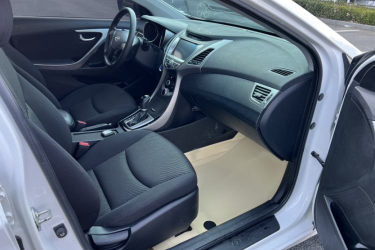 Used Hyundai Elantra (5th Generation / Langdong) 2016 1.6L Automatic Prestige Model Interior 4