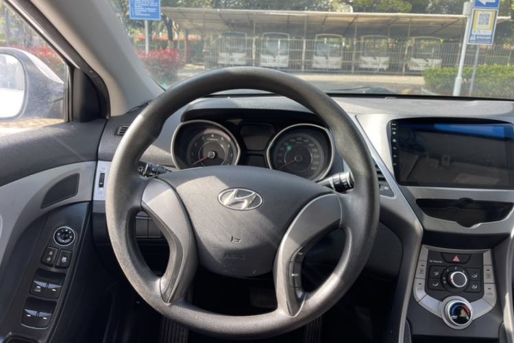 Used Hyundai Elantra (5th Generation / Langdong) 2016 1.6L Automatic Smart Version Interior 4