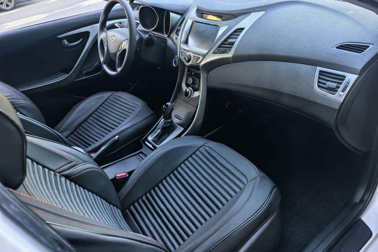 Used Hyundai Elantra (5th Generation / Langdong) 2016 1.6L Automatic Prestige Model Interior 5