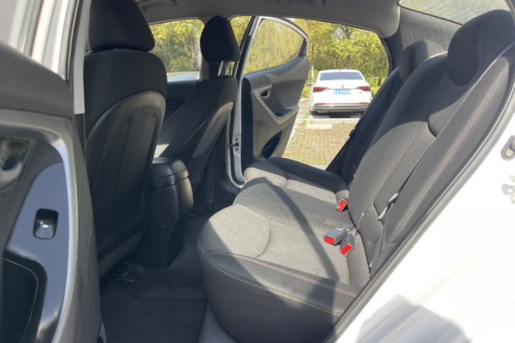 Used Hyundai Elantra (5th Generation / Langdong) 2016 1.6L Automatic Smart Version Interior 5