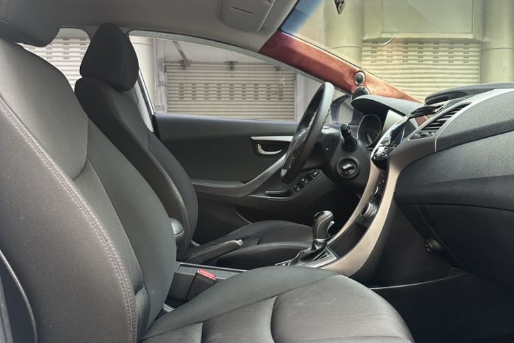 Used Hyundai Elantra (5th Generation / Langdong) 2016 1.6L Automatic Smart Version Interior 5