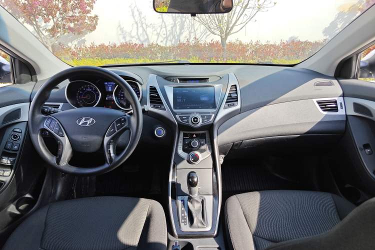 Used Hyundai Elantra (5th Generation / Langdong) 2016 1.6L Automatic Prestige Model Interior 6