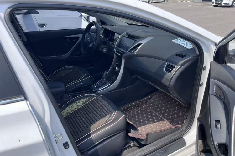 Used Hyundai Elantra (5th Generation / Langdong) 2016 1.6L Automatic Smart Version Interior 6