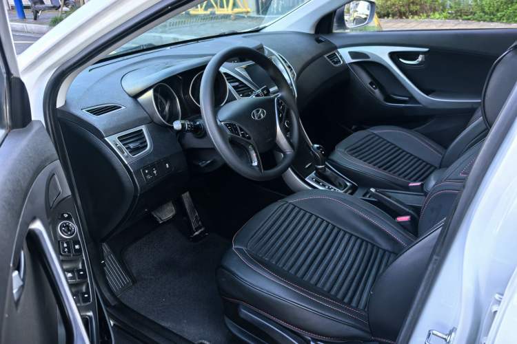 Used Hyundai Elantra (5th Generation / Langdong) 2016 1.6L Automatic Prestige Model Interior 6