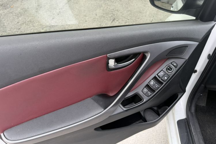 Used Hyundai Elantra (5th Generation / Langdong) 2016 1.6L Automatic Prestige Model Interior 7