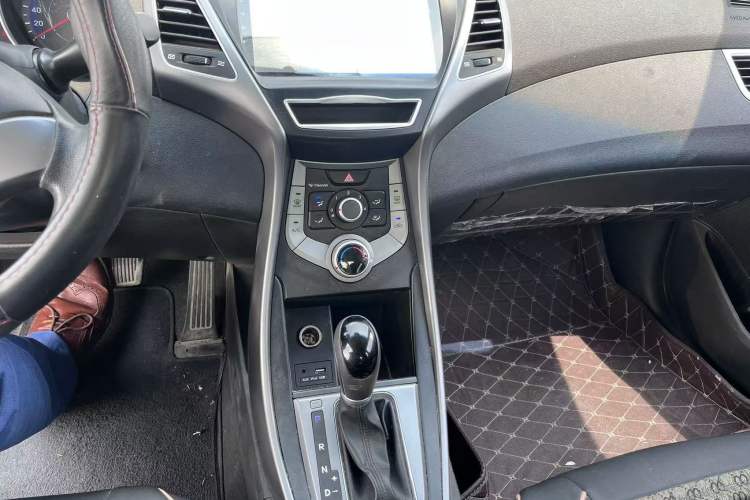 Used Hyundai Elantra (5th Generation / Langdong) 2016 1.6L Automatic Smart Version Interior 7