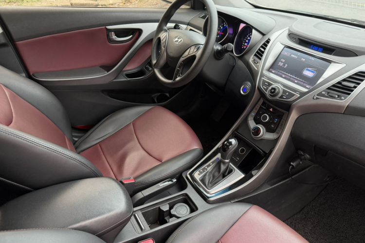 Used Hyundai Elantra (5th Generation / Langdong) 2016 1.6L Automatic Prestige Model Interior 9