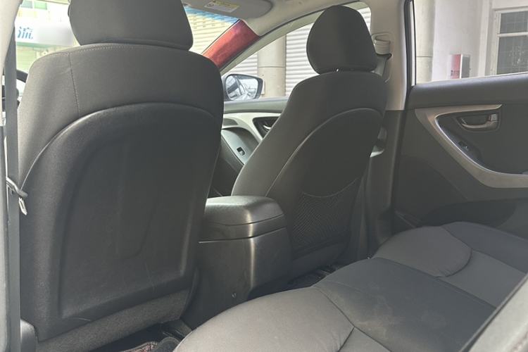Used Hyundai Elantra (5th Generation / Langdong) 2016 1.6L Automatic Smart Version Interior 9