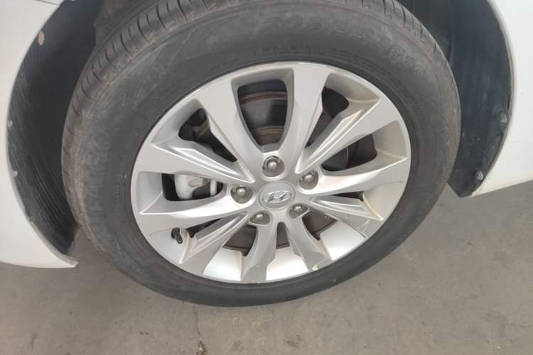 Used Hyundai Elantra (5th Generation / Langdong) 2016 1.6L Automatic Smart Version Left Front Wheel Hub