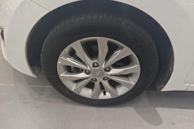Used Hyundai Elantra (5th Generation / Langdong) 2016 1.6L Automatic Smart Version Left Front Wheel Hub