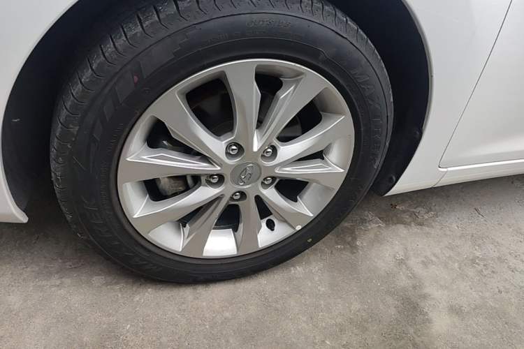 Used Hyundai Elantra (5th Generation / Langdong) 2016 1.6L Automatic Smart Version Left Front Wheel Hub