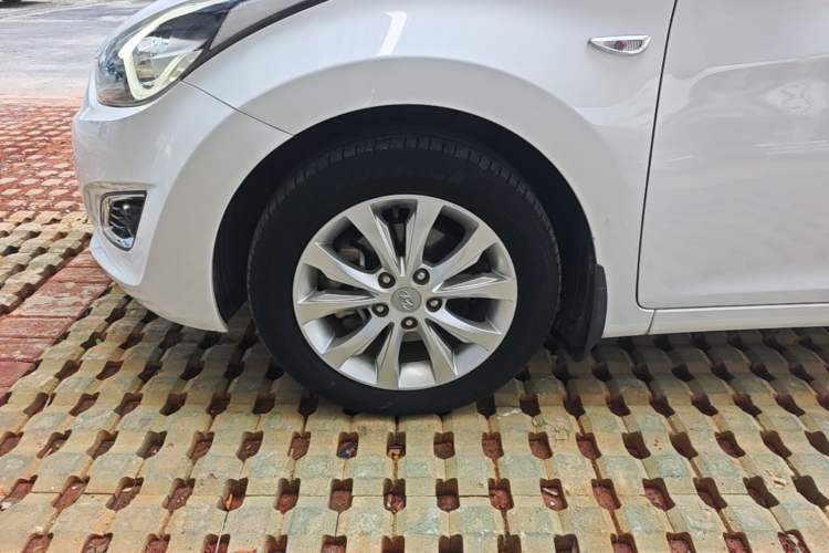Used Hyundai Elantra (5th Generation / Langdong) 2016 1.6L Automatic Smart Version Left Front Wheel Hub