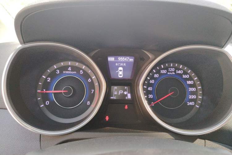 Used Hyundai Elantra (5th Generation / Langdong) 2016 1.6L Automatic Prestige Model Odometer Close Up