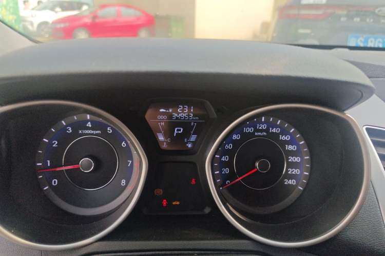 Used Hyundai Elantra (5th Generation / Langdong) 2016 1.6L Automatic Smart Version Odometer Close Up