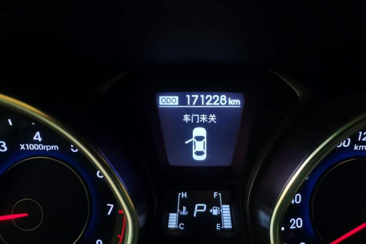 Used Hyundai Elantra (5th Generation / Langdong) 2016 1.6L Automatic Prestige Model Odometer Close Up