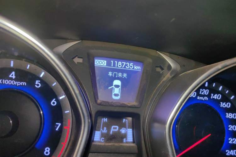 Used Hyundai Elantra (5th Generation / Langdong) 2016 1.6L Automatic Prestige Model Odometer Close Up
