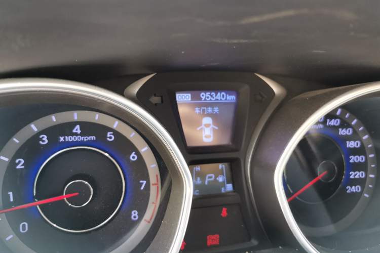 Used Hyundai Elantra (5th Generation / Langdong) 2016 1.6L Automatic Prestige Model Odometer Close Up