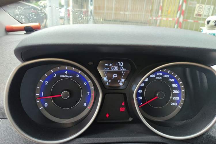 Used Hyundai Elantra (5th Generation / Langdong) 2016 1.6L Automatic Smart Version Odometer Close Up