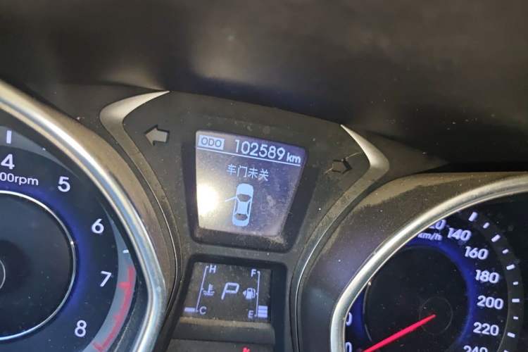 Used Hyundai Elantra (5th Generation / Langdong) 2016 1.6L Automatic Prestige Model Odometer Close Up
