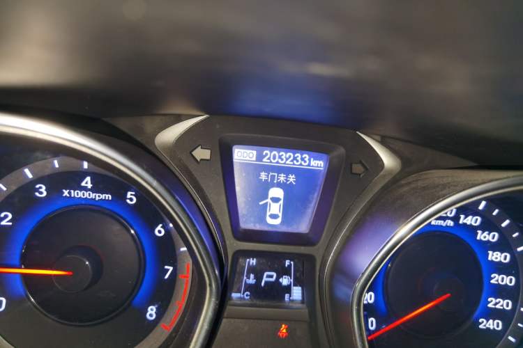 Used Hyundai Elantra (5th Generation / Langdong) 2016 1.6L Automatic Prestige Model Odometer Close Up