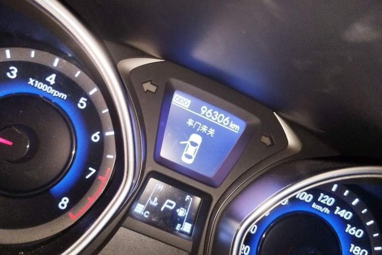 Used Hyundai Elantra (5th Generation / Langdong) 2016 1.6L Automatic Prestige Model Odometer Close Up