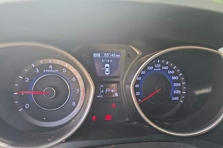 Used Hyundai Elantra (5th Generation / Langdong) 2016 1.6L Automatic Prestige Model Odometer Close Up