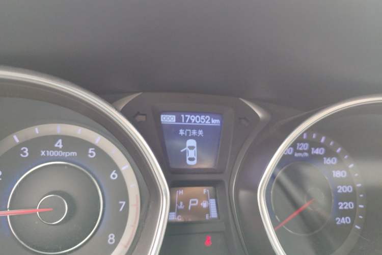 Used Hyundai Elantra (5th Generation / Langdong) 2016 1.6L Automatic Prestige Model Odometer Close Up