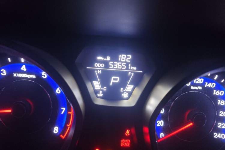 Used Hyundai Elantra (5th Generation / Langdong) 2016 1.6L Automatic Smart Version Odometer Close Up