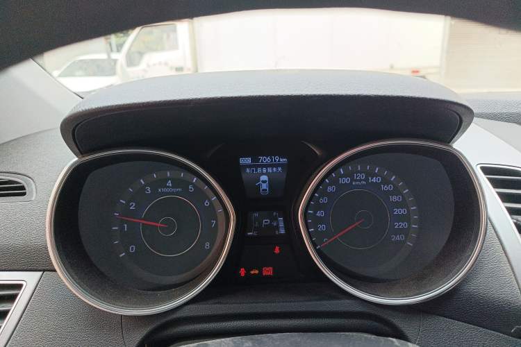 Used Hyundai Elantra (5th Generation / Langdong) 2016 1.6L Automatic Prestige Model Odometer Close Up