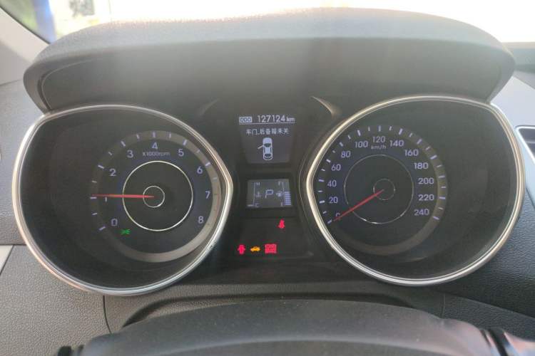 Used Hyundai Elantra (5th Generation / Langdong) 2016 1.6L Automatic Prestige Model Odometer Close Up